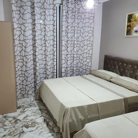 Leonard's Shengjin Apartmán *